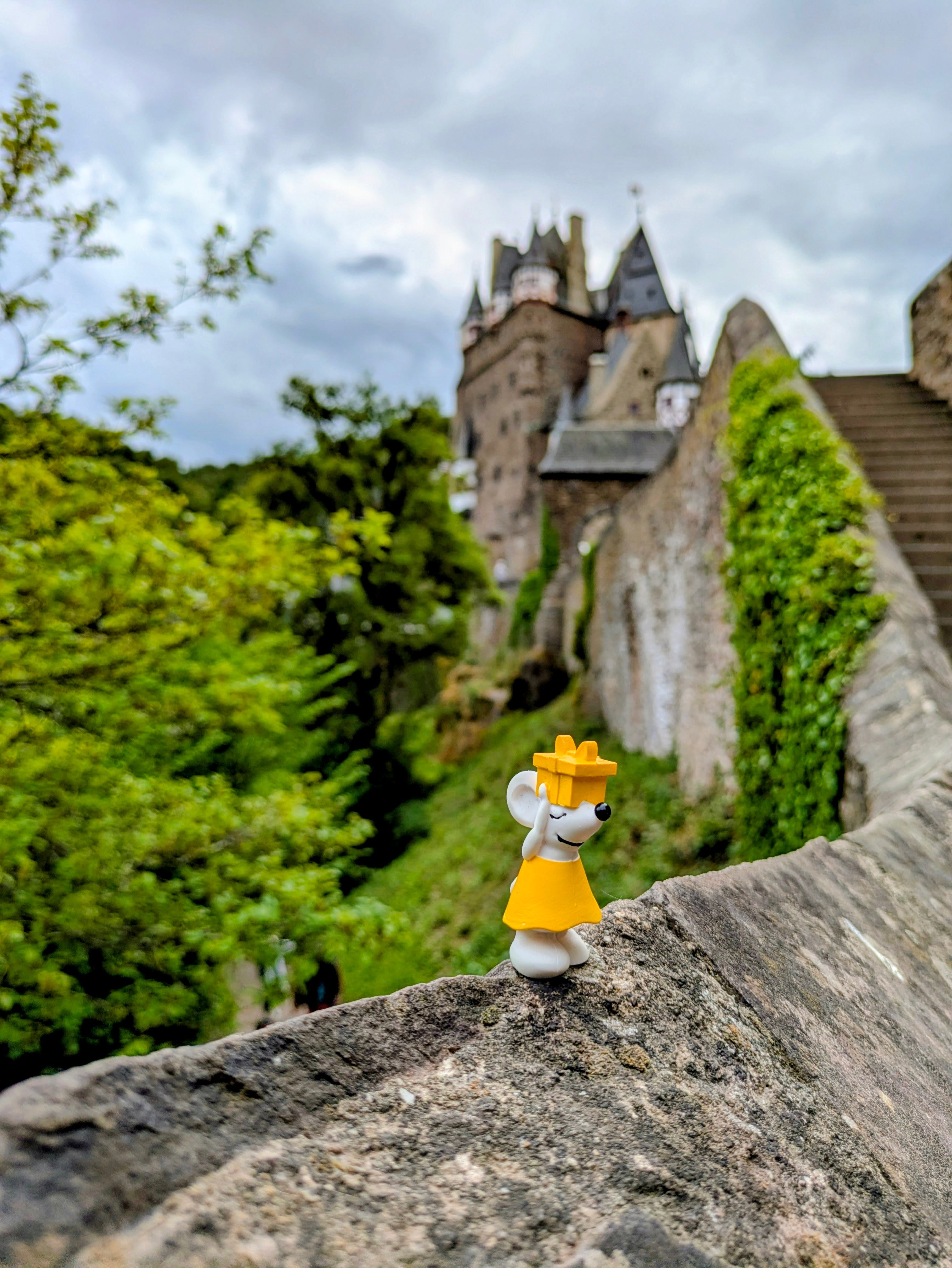 🏰✨ Manfred staunt in der Vulkaneifel – unterwegs zur märchenhaften Burg Eltz