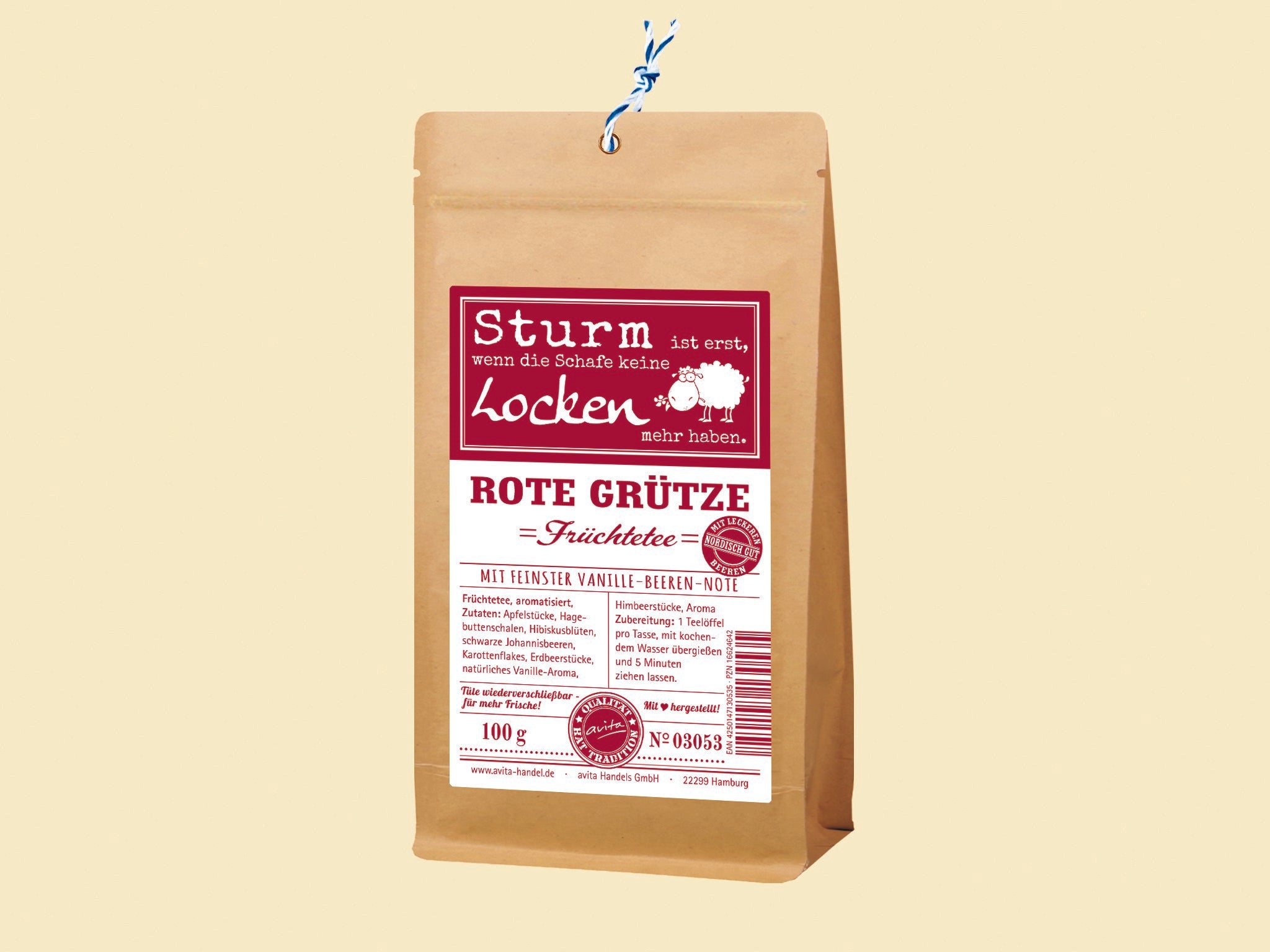 Rote Grütze Früchtetee 100 g – Kraftpapiertüte mit rotem Etikett und dem Spruch „Sturm ist erst, wenn die Schafe keine Locken mehr haben“
