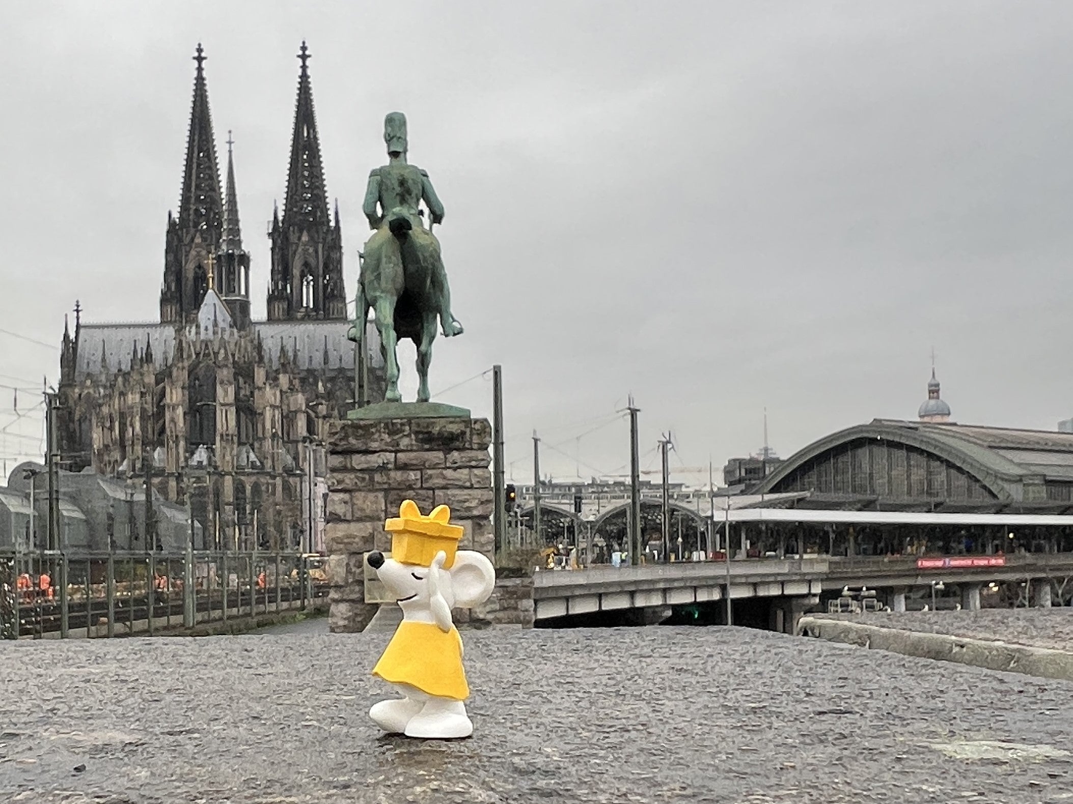 ⛪️ Manfred entdeckt Köln – Domstufen, Großstadtflair und großes Theater