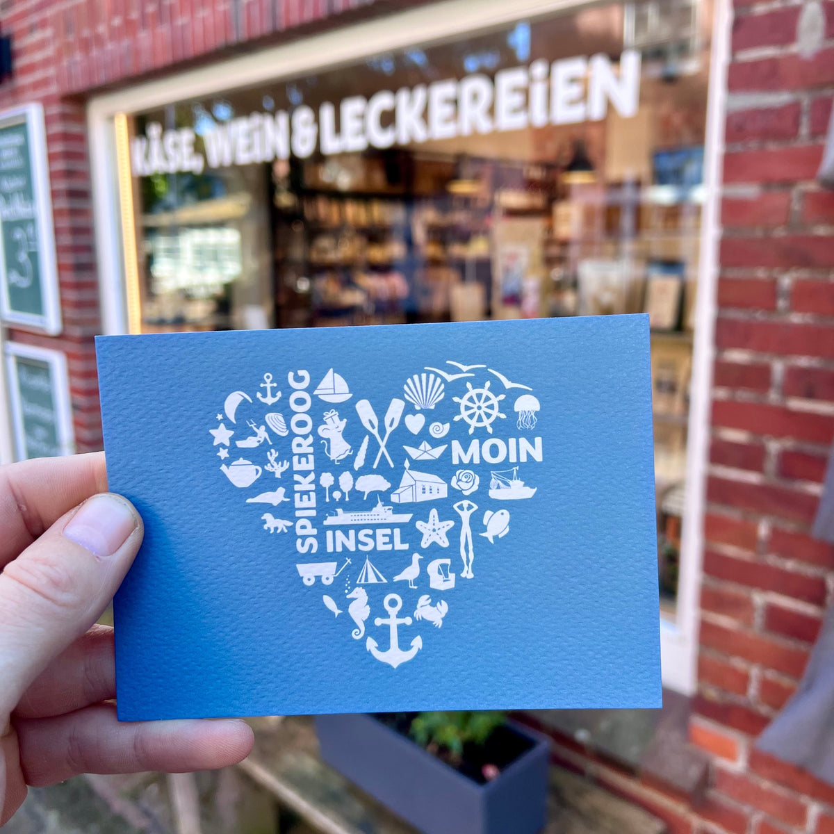 📮 Zwei Ständer, 5.000 Postkarten und ein Prinzip aus unsere IKEA-Zeit