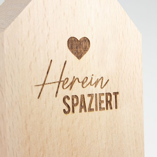 Großes Deko-Holzhäuschen „Hereinspaziert" – Gravur-Detail
